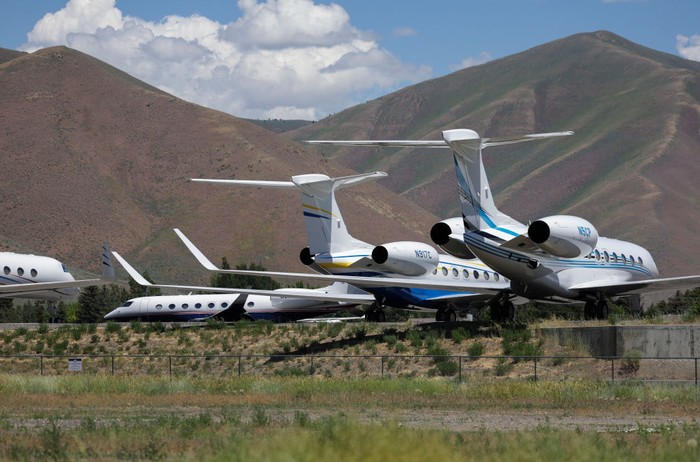 Ratusan jet pribadi parkir di Bandara Friedman Memorial Sun Valley saat konferensi elite global