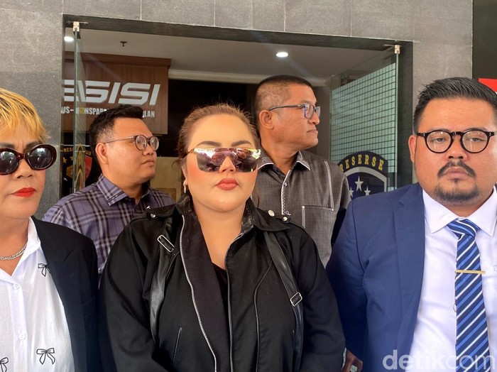 Lisa Mariana keluar dari ruang pemeriksaan Polda Jabar didampingi pengacaranya